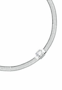 Collana in argento con un design flessibile e strutturato. Presenta un accento di gemma quadrata trasparente al centro.