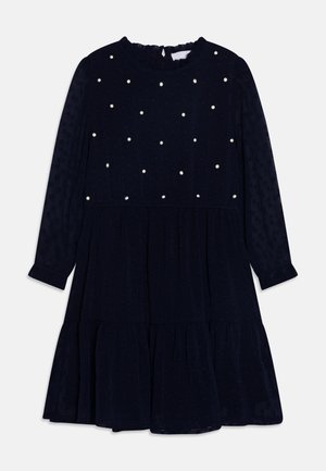 Vestido de manga larga azul marino con falda en capas, tejido texturizado con puntos, cuello con volantes y pequeños botones de perlas distribuidos por el corpiño.