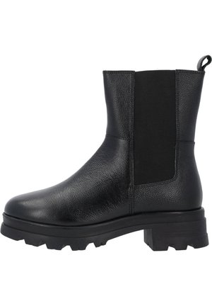 Botines negros con un acabado de cuero texturizado, paneles laterales elásticos, punta redonda y suela de goma estriada para mayor tracción.