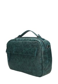 Borsa in finta pelle color turchese con forma rettangolare strutturata, manico superiore, chiusura con zip e una tasca frontale con pattina. La superficie ha una finitura testurizzata.