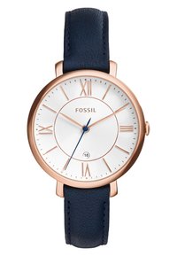 Montre Fossil avec un cadran texturé blanc, un boîtier en or rose, des chiffres romains et un bracelet en cuir bleu foncé. Dispose d'une fenêtre de date à 6 heures.