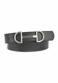 Zwarte leren riem met een gladde textuur, voorzien van een zilveren metalen gesp met een dubbele D-ringontwerp. Verstelbare lengte met inkepingen.
