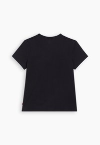 Czarny bawełniany t-shirt z krótkimi rękawami i okrągłym dekoltem. Ma prosty design bez wzorów. Miękka tekstura; gładki widok z tyłu.