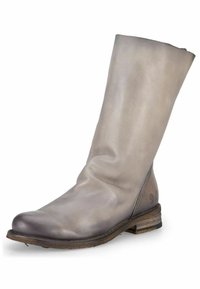 Bota de cuero gris hasta la rodilla con una textura suave, punta redondeada y tacón apilado. Presenta un diseño minimalista con un sutil logo en el lateral.