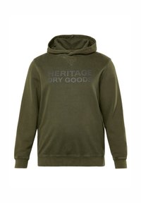 Olijfgroene hoodie van zacht materiaal, met een voorste kangaroo-zak en vetgedrukte tekst "HERITAGE DRY GOODS" in donkergrijs over de borst.