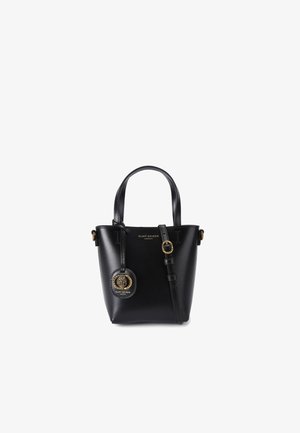 Borsa a secchiello in pelle nera con doppio manico, tracolla regolabile, hardware dorato e dettaglio del logo in rilievo. Design compatto e strutturato.