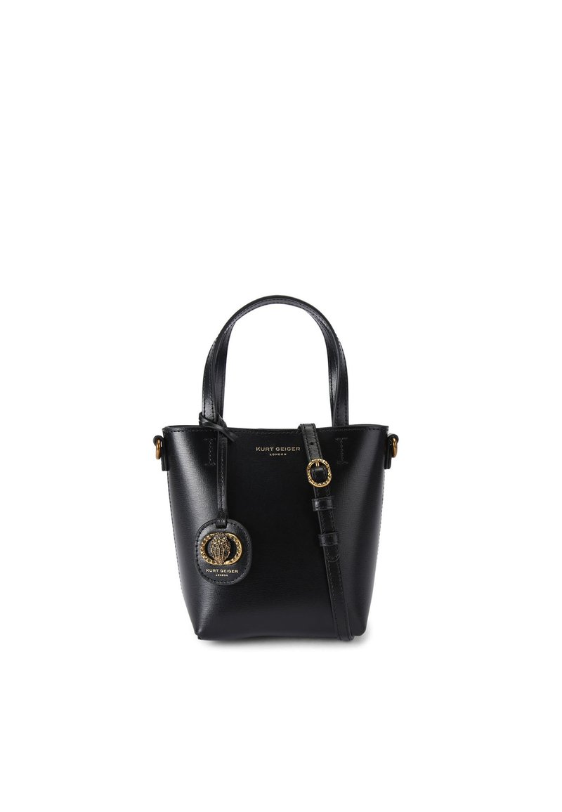Sac seau en cuir noir avec poignées doubles, bandoulière réglable, quincaillerie dorée et détail de logo embossé. Design compact et structuré.