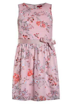 Różowa sukienka bez rękawów z wielokolorowym kwiatowym wzorem, dopasowaną talią i paskiem z tego samego materiału zawiązanym na kokardę po prawej stronie.