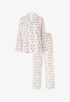 Conjunto de pijama blanco con camiseta de manga larga abotonada y pantalones a juego, con un estampado de cerezas en rojo y verde. Tela suave, ajuste relajado.