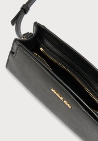 Schwarze Leder-Clutch mit goldfarbenem Reißverschluss und Beschlägen. Verfügt über eine strukturierte Oberfläche und einen kleinen Griff für einfaches Tragen.