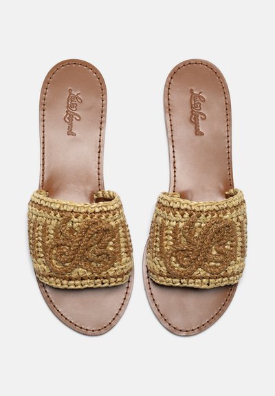 Paire de sandales slides en cuir marron avec des brides en paille tissée présentant un motif tressé décoratif sur fond blanc.