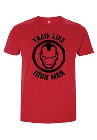 Rød bomulds t-shirt med et sort grafisk motiv af Iron Mans ansigt samt teksten "TRÆN SOM IRON MAN" i fed, slidt skrifttype.