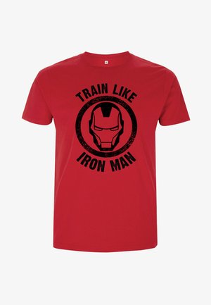 Rød bomulds t-shirt med et sort grafisk motiv af Iron Mans ansigt samt teksten "TRÆN SOM IRON MAN" i fed, slidt skrifttype.
