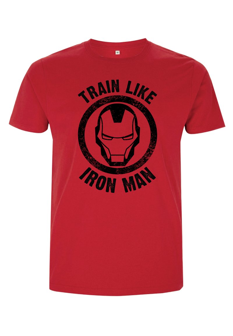 Rød bomulds t-shirt med et sort grafisk motiv af Iron Mans ansigt samt teksten "TRÆN SOM IRON MAN" i fed, slidt skrifttype.