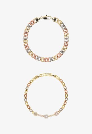 Kaksi kolmenväristä metalliketjurannekorua; toinen paksu pihalukolla, toinen siro kullan, hopean ja ruusukullan värisillä linkeillä ja kolmella timanttiupotetulla helmellä.