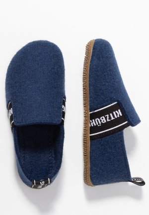 Blå filt slip-on slippers med sorte elastiske stropper og brune gummisåler. Blød tekstur med et enkelt design og ingen yderligere mønstre.