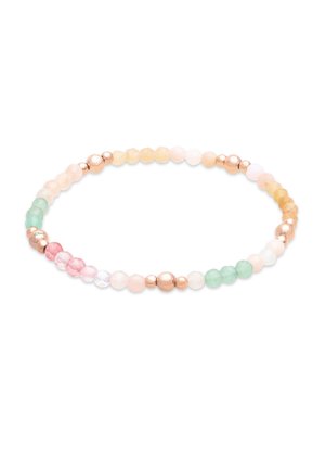 Rekbare armband met kleine ronde kralen in pastelroze, groen en perziktinten, geaccentueerd met metallic kralen in roségoud.