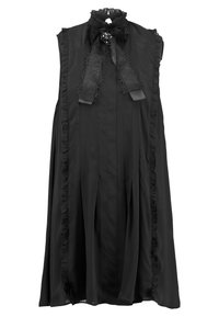 Černé bezrukávové šaty s volánovými okraji, vysokým límcem, sklady a krajkovou mašlí se zdobnou broží na výstřihu.