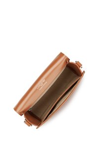 Sac à main en cuir marron avec une texture lisse, doté d'une fermeture éclair, de deux compartiments et du logo de la marque à l'intérieur.