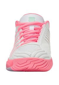 Baskets blanches à lacets roses et semelle extérieure rose, tige en mesh texturé avec un design strié, et logo sur la languette.