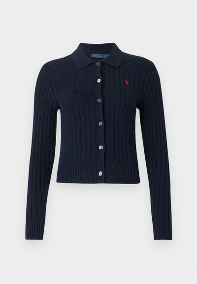 Καρδινάλιος με καλώδιο σε ναυτικό μπλε χρώμα, με μακριά μανίκια, κουμπιά στο μπροστινό μέρος, ριμπ μανσέτες και τελείωμα, και κεντημένο κόκκινο λογότυπο στο στήθος.