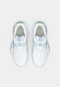 Λευκά αθλητικά παπούτσια με επάνω μέρος από διαπνέον δίχτυ, λεπτομέρειες σε μέντα πράσινο, διάτρητο σχέδιο και σύστημα δέσιμου με κορδόνια. Επίπεδη λαστιχένια σόλα.