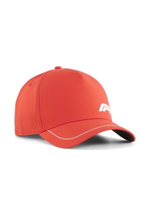 Casquette de baseball rouge avec visière courbée, ligne blanche courbée sur le bord de la visière et logo blanc partiel sur le panneau avant, présentée légèrement en angle sur fond blanc.