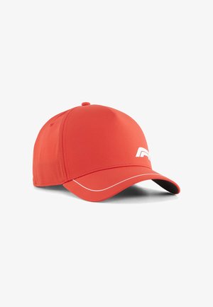 Cappellino da baseball rosso con visiera curva, linea bianca curva sul bordo della visiera e logo bianco parziale sul pannello frontale, mostrato ad angolo leggero su sfondo bianco.