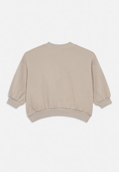 Beige langermet genser med ribbestrikkede mansjetter, krage og midjebånd, vist bakfra mot en ensfarget hvit bakgrunn.