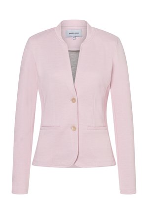 Lichtroze damesblazer met lange mouwen, twee knopen aan de voorkant, twee horizontale zakken en een kraagloze halslijn.