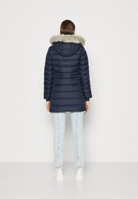 Tommy Hilfiger TYRA  - Puhovka – plašč - desert sky