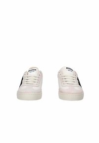Sneakers bianchi con accenti in suede rosa pallido e un logo nero. Realizzati con lacci e punta arrotondata, posti su una suola in gomma.