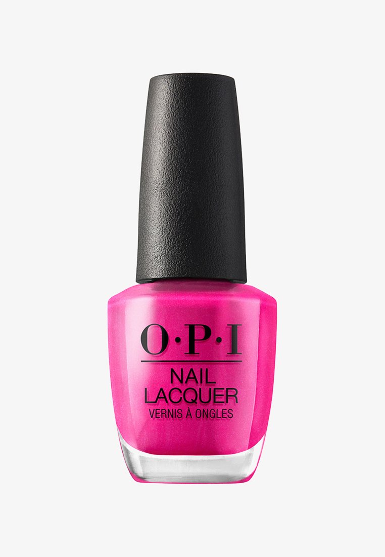 Lacca per unghie di un luminoso colore fucsia in una bottiglia di vetro con un tappo nero texture. Presenta un'etichetta trasparente che indica il marchio e il tipo di prodotto.