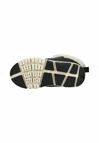 Suela de zapato deportivo negra con una superficie de goma texturizada, que presenta profundas ranuras para tracción y una entresuela beige para amortiguación.