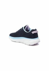 Zapatilla de malla en color navy con media suela de color azul claro, parte superior texturizada, cuello acolchado y tab de talón en color lavanda. Suela ligera y acolchada.