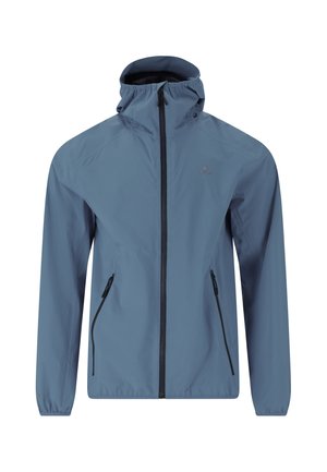 Lyseblå jakke lavet af vandafvisende materiale. Har en fuld frontlynlås, justerbar hætte og to sidelommer med lynlås.