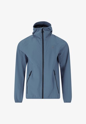 Lyseblå jakke lavet af vandafvisende materiale. Har en fuld frontlynlås, justerbar hætte og to sidelommer med lynlås.