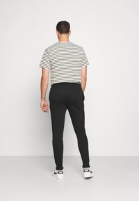 CLOSURE London Pantalones deportivos - black