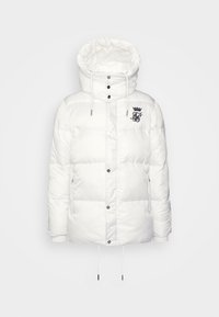 Chaqueta acolchada blanca con cuello alto y cordón ajustable. Presenta un logo de corona y botones a presión, con cremalleras a los lados.