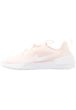 Jasnoróżowy sportowy sneaker z białą podeszwą, przewiewną cholewką z siateczki, sznurowadłami i białym logo Nike swoosh z boku, widziany z lewej strony.