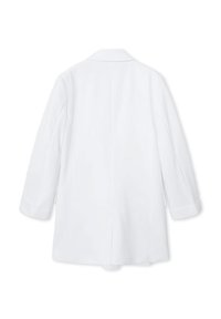 Biały oversize'owy żakiet z pojedynczym rozcięciem z tyłu, długimi rękawami i klapami. Gładki materiał bez widocznych zapięć lub wzorów.