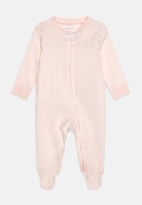 Un body de bebé de color rosa pálido, hecho de algodón suave. Tiene mangas largas, un zipper frontal y sutiles rayas verticales. Puños en color a juego.