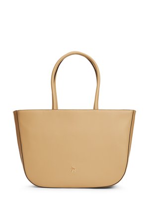 Beige leren shopper met ronde handvatten en een klein geprint logo gecentreerd vlak bij de onderkant aan de voorkant.