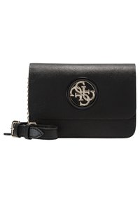 Sort læderhandbag med en tekstureret overflade, der har et fremtrædende sølv cirkulært logo og en aftagelig rem.