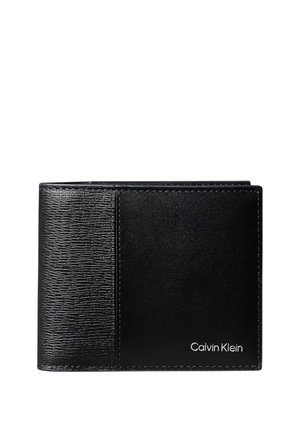 Cartera negra plegable con panel izquierdo texturizado y panel derecho liso con el logo plateado de Calvin Klein en la esquina inferior derecha.