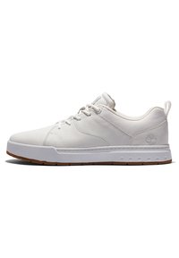Sneaker en cuir blanc avec bout rond, design à lacets, semelle en caoutchouc et accents texturés. Présente un petit logo au niveau du talon.