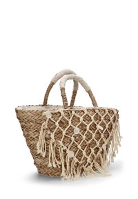Cesto de paja trenzada con dos asas envueltas en tela, decorado con flecos de macramé y acentos de concha, en tonos naturales y beige.