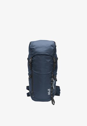 Sac à dos de randonnée bleu foncé avec plusieurs sangles, boucles, compartiments zippés et logo "Jack Wolfskin" sur le bas à droite.