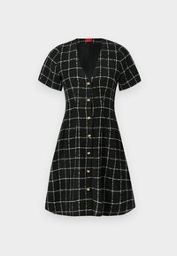 Čierne šaty s krátkymi rukávmi, výstrihom do V a prednými gombíkmi. Majú bielu mriežkovú vzorku a rozšírenú sukňu. Štruktúrovaná tkanina.