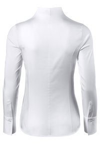 Chemise blanche à manches longues avec un col haut, texture lisse et poignets boutonnés. La conception est ajustée avec des coutures courbées au dos.